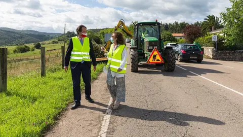 El consejero de Obras P&uacute;blicas, Ordenaci&oacute;n del Territorio y Urbanismo, Jos&eacute; Luis Gochicoa, y la alcaldesa de Comillas, Teresa Noceda, supervisan las tareas de desbroce en la CA-135 a su paso por el municipio