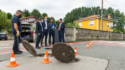 El consejero de Obras P&uacute;blicas, Ordenaci&oacute;n del Territorio y Urbanismo, Jos&eacute; Luis Gochicoa, realiza una visita a la zona de Du&aacute;lez con motivo de las obras de conexi&oacute;n al colector de industriales del sistema general de saneamiento Saja-Besaya