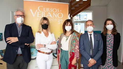 El vicerrector de Cultura, Tom&aacute;s Mantec&oacute;n; la alcaldesa de Pi&eacute;lagos, Ver&oacute;nica Samperio; la consejera de Empleo, Ana Bel&eacute;n &Aacute;lvarez; el director general de Trabajo, Gustavo Garc&iacute;a; y la directora de la sede, Mar&iacute;a Dolores Odriozola.