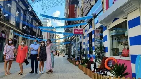 Archivo - Decoraci&oacute;n de calles y comercios en la primera edici&oacute;n del concurso Escaparate Compartido