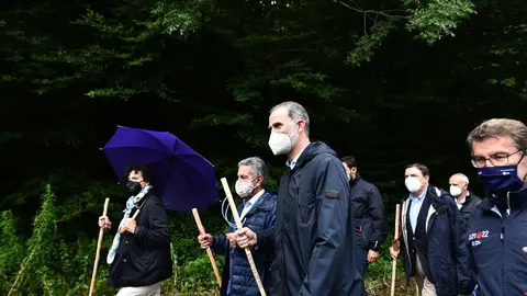 El presidente de Cantabria, Miguel &Aacute;ngel Revilla (2i), y el Rey Felipe VI (3i) recorren el Alto de Iba&ntilde;eta, la Iglesia de Santa Mar&iacute;a y la Colegiata de Roncesvalles, durante la ceremonia de apertura del A&ntilde;o Jacobeo 2021-2022, a 12 de julio de 2021, en Ron