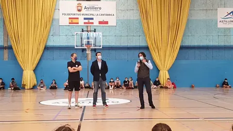 El alcalde de Astillero, Javier Fern&aacute;ndez Sober&oacute;n, y el concejal de Deportes, Alejandro Hoz, visitan el Campus Llorente.