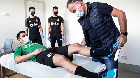 Los jugadores del Racing empiezan la pretemporada con test Covid y controles m&eacute;dicos