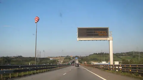Archivo - Se&ntilde;al de radar de velocidad en una carretera. 