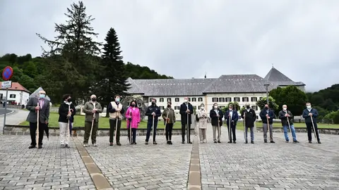 Foto de familia de los asistentes a la ceremonia de apertura del A&ntilde;o Jacobeo 2021-2022, a 12 de julio de 2021, en Roncesvalles, Navarra, (Espa&ntilde;a). El Camino de Santiago de Compostela, fue declarado por la UNESCO Patrimonio Mundial de la Humanidad en su re