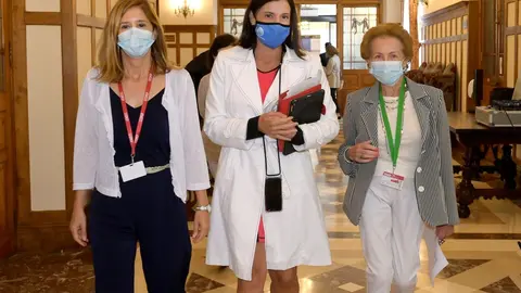 La alcaldesa de Santander, Gema Igual, y la presidenta de la Asociaci&oacute;n Plaza Porticada, Elena Garc&iacute;a Botn