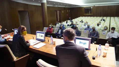 La consejera de Presidencia, Interior, Justicia y Acci&oacute;n Exterior, Paula Fern&aacute;ndez, en una reuni&oacute;n con los alcaldes de los 39 municipios en riesgo de despoblamiento