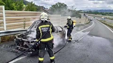 Bomberos sofocan incendio un veh&iacute;culo en la A-8 en La Penilla