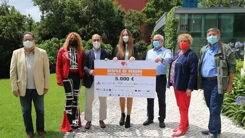 Desfile de Verano Contra la Pobreza Infantil -  Entrega Miguel Rincón... José Luis Valdezáte