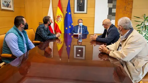 El presidente de Cantabria, Miguel &Aacute;ngel Revilla, recibe a afectados subcontrata Vodafone, en el Gobierno.