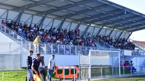 Gradas del campo de f&uacute;tbol de Soto de la Marina