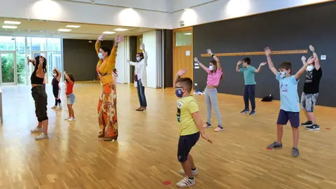 Visita de la alcaldesa de Santander, Gema Igual, a los participoantes en actividades del centro c&iacute;vico San Rom&aacute;n