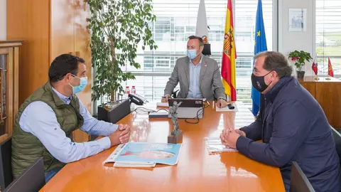 El consejero de Desarrollo Rural, Ganader&iacute;a, Pesca, Alimentaci&oacute;n y Medio Ambiente, Guillermo Blanco, recibe al alcalde de San Miguel de Aguayo, Eduardo Guti&eacute;rrez.