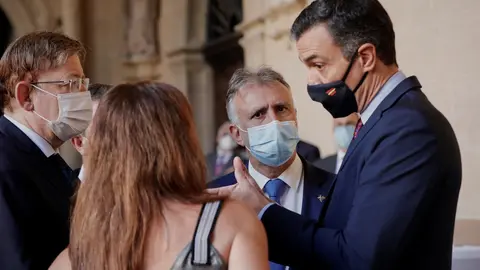 Archivo - El presidente del Gobierno, Pedro S&aacute;nchez, habla con los presidentes de la Comunidad Valenciana, Canarias y Baleares -Ximo Puig (con gafas), &Aacute;ngel V&iacute;ctor Torres y Francina Armengol-en el monasterio de Yuso, antes de la celebraci&oacute;n de la XXI Conf
