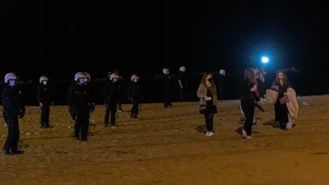 Archivo - Varios agentes de la Guardia Urbana de Barcelona, frente a j&oacute;venes en ambiente festivo, a 22 de mayo de 2021, en Barcelona, Catalunya (Espa&ntilde;a). La Guardia Urbana de Barcelona, en un operativo conjunto con los Mossos d'Esquadra, han desalojado a 