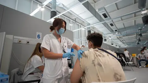 Un joven recibe la primera dosis de la vacuna xxxx en el Hospital Zendal el d&iacute;a que comienza la vacunaci&oacute;n a j&oacute;venes madrile&ntilde;os a partir de 16 a&ntilde;os, a 13 de julio de 2021, en Madrid (Espa&ntilde;a).