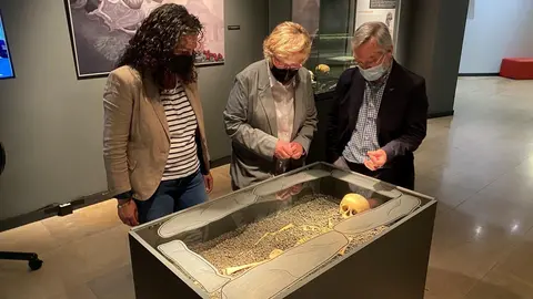 Archivo - Presentaci&oacute;n de la muestra 'Vida y muerte en Cantabria' en el MUPAC