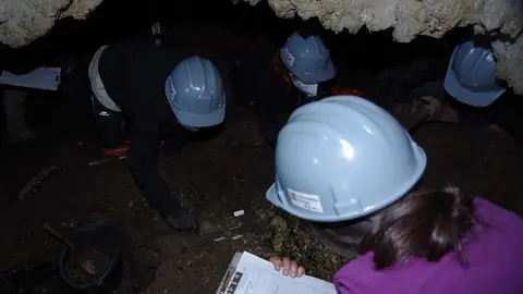 Excavaci&oacute;n en la cueva de La Chora
