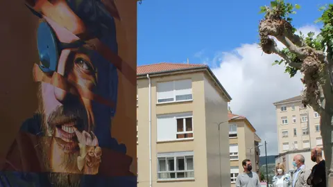 El artista Soen Bravo crea la obra de gran formato 'Pirata'.