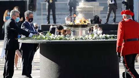 MADRID, 16/07/2020.- El presidente de Cantabria, Miguel &Aacute;ngel Revilla (2&ordm; izda), entre otros, realiza una ofrenda floral durante el homenaje de Estado a las v&iacute;ctimas de la pandemia de coronavirus y a los colectivos que le han hecho frente en primera l&iacute;nea, que se ha celebrado este jueves en el Patio de la Armer&iacute;a del Palacio Real con un acto presidido por el rey Felipe VI y que ha contado con la presencia de representantes de instituciones, partidos e invitados internacionales. EFE/ Ballesteros POOL
