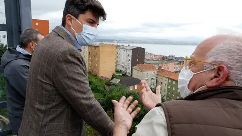 El portavoz municipal socialista, Daniel Fern&aacute;ndez, visita el barrio R&iacute;o de la Pila