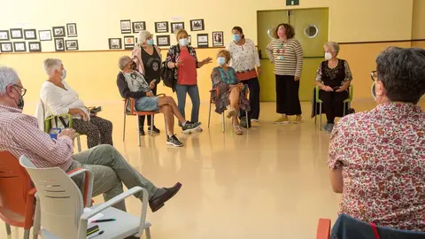 Las ediles de Mayores y Servicios Sociales, Mari&aacute;n V&iacute;a y Teresa Pilar Fern&aacute;ndez, visitan a los participantes de los cursos de foto y v&iacute;deo con el m&oacute;vil.