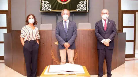 Toma de posesi&oacute;n de Samuel Cos Corral como nuevo decano de la facultad de Medicina de la UC