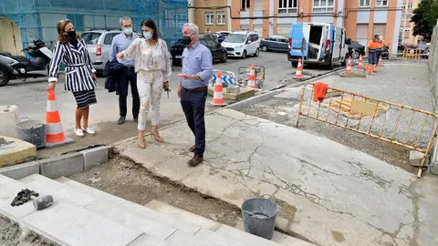 La alcaldesa de Santander, Gema Igual, y la concejala de Barrios, Carmen Ruiz, visitan las obras en la calle San Quint&iacute;n de Santander