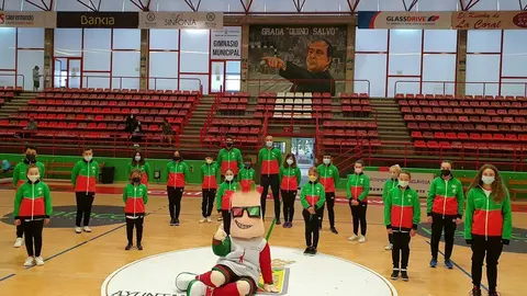 Torrelavega presenta el nuevo ch&aacute;ndal y la mascota de las Escuelas Deportivas Municipales