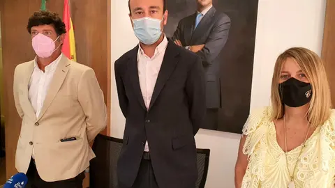 El alcalde, Javier L&oacute;pez Estrada, y los concejales de Fondos Europeos y Turismo, Bernardo Bustillo y Cristina Garc&iacute;a Vi&ntilde;as