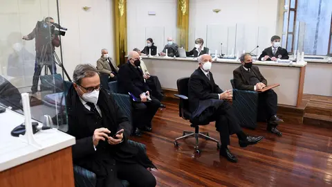 Archivo - Consejeros de Sniace acusados por los vertidos contaminantes al r&iacute;o Saja-Besaya, en el juicio contra ellos 