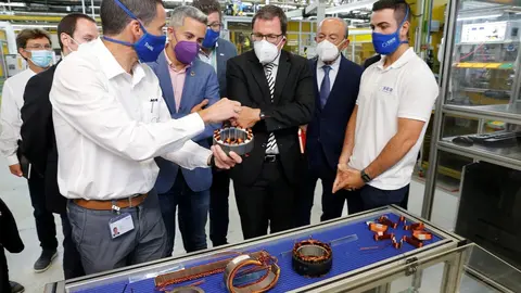 El vicepresidente Pablo Zuloaga, el consejero de Industria, Javier L&oacute;pez Marcano, y el Secretario General de Industria y PYME del Ministerio de Industria, Comercio y Turismo, Ra&uacute;l Blanco, visitan las instalaciones de la f&aacute;brica.