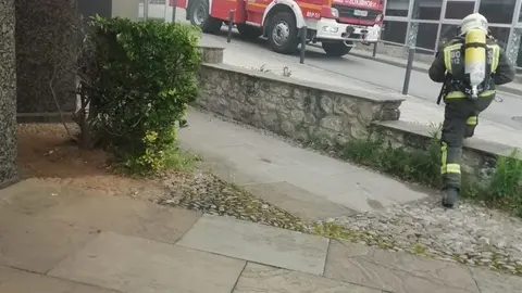 Cami&oacute;n de bomeros del 112 junto a la residencia de Li&eacute;rganes ante el incendio registrado en la cocina