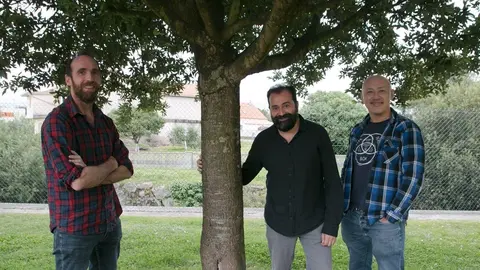 El profesor de la Universidad de La Rioja Eduardo Saenz de Cabez y los profesores de la UC Alberto Coz Fernandez y Diego Herranz Mu&ntilde;oz, tres de los integrantes del grupo 'Big Van Ciencia'.