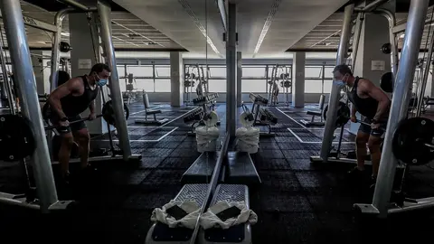 Archivo - Un hombre realiza deporte en las instalaciones de un gimnasio el d&iacute;a que se reabren los recintos deportivas en Valencia, Comunidad Valenciana (Espa&ntilde;a), a 15 de marzo de 2021.  