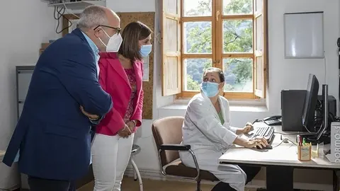 11:00 horas. La C&aacute;rcoba, Miera
La consejera de Presidencia, Interior, Justicia y Acci&oacute;n Exterior, Paula Fern&aacute;ndez, y el consejero de Sanidad, Miguel Rodr&iacute;guez, realizan una visita al Ayuntamiento y al consultorio m&eacute;dico.
Cobertura de nota, audio y foto
JOSE
