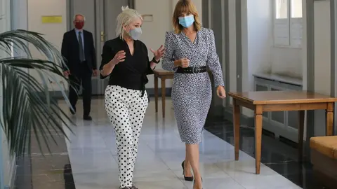 La ministra de Educaci&oacute;n y FP, Pilar Alegr&iacute;a (d), y la presidenta del Consejo Escolar del Estado, Encarna Cuenca (i), antes de la celebraci&oacute;n del Pleno del Consejo Escolar del Estado de este jueves 15 de julio de 2021 en Madrid