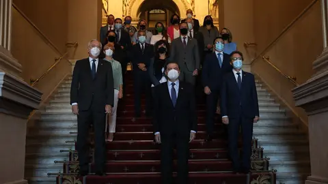 El ministro de Agricultura, Pesca y Alimentaci&oacute;n, Luis Planas (c), posa con los consejeros de Agricultura, Pesca y Alimentaci&oacute;n de las Comunidades Aut&oacute;nomas, despu&eacute;s del Consejo Consultivo de Pol&iacute;tica Agraria, en la sede del Ministerio