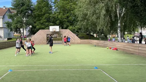 Grupo de ni&ntilde;os haciendo ejercicio en el Parque del Ansar, en Cartes