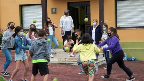 La alcaldesa Esther Bolado y las concejalas de Salud, Jennifer G&oacute;mez, y de Juntas Vecinales, Mari&aacute;n V&iacute;a, visitan uno de los grupos participantes en la actividad que fomenta h&aacute;bitos saludables.