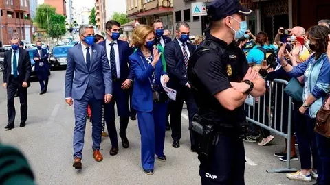 La Reina Sof&iacute;a saludando al p&uacute;blico congregado en el exterior del Banco de Alimentos de Cantabria.