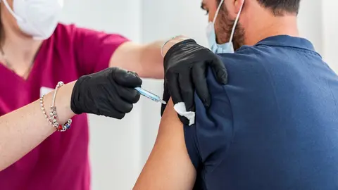 Una persona recibe la vacuna de Moderna contra el Covid-19 en el dispositivo puesto en marcha por Acciona en Madrid, a 5 de julio de 2021, en Madrid, (Espa&ntilde;a).