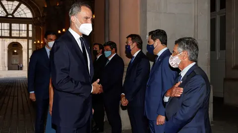 El presidente de Cantabria, Miguel &Aacute;ngel Revilla, saluda al Rey en el acto de homenaje a las v&iacute;ctimas del Covid