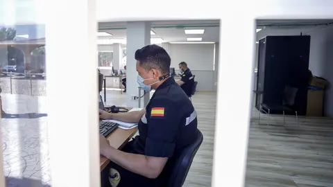 Archivo - Un militar de la UME trabaja en su puesto el mismo d&iacute;a de la presentaci&oacute;n de la &lsquo;Operaci&oacute;n Baluarte&rsquo;, en la Base A&eacute;rea de Torrej&oacute;n de Ardoz, Madrid (Espa&ntilde;a), a 11 de septiembre de 2020. 