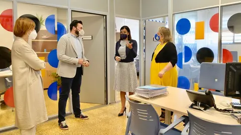 La alcaldesa visita la nueva oficina de integraci&oacute;n