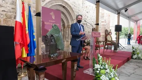11:30 horas. Explanada de acceso al Monasterio de Santo Toribio de Li&eacute;bana. El presidente de Cantabria, Miguel &Aacute;ngel Revilla, acompa&ntilde;ado por los consejeros de Presidencia, Interior, Justicia y Acci&oacute;n Exterior, Paula Fern&aacute;ndez; de Educaci&oacute;n, Formaci&oacute;n Profesional y Turismo, Marina Lomb&oacute;; de Sanidad, Miguel Rodr&iacute;guez, y de Empleo y Pol&iacute;ticas Sociales, Ana Bel&eacute;n &Aacute;lvarez, preside el acto de entrega del Premio Beato de Li&eacute;bana del Entendimiento y la Convivencia para el a&ntilde;o 2020 al personal de los centros sanitarios y de los centros residenciales para personas mayores y con discapacidad de la Comunidad Aut&oacute;noma. 24 de septiembre de 2020 &copy; Ra&uacute;l Lucio