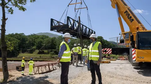 El consejero de Obras P&uacute;blicas, Ordenaci&oacute;n del Territorio y Urbanismo, Jos&eacute; Luis Gochicoa, supervisa las obras realizadas en el puente de Sol&iacute;a (carril bici).