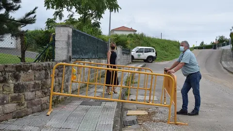 La alcaldesa de Pi&eacute;lagos, Ver&oacute;nica Samperio, y el concejal de Obras, Antonio G&oacute;mez, visitan las obras de la nueva red de saneamiento de La Tejera, en Boo