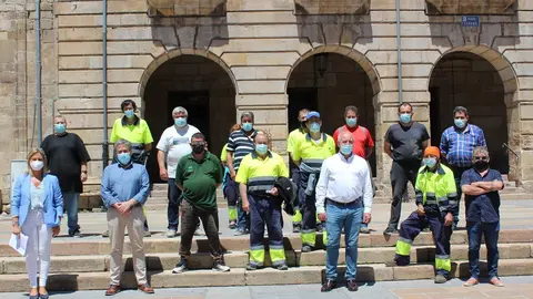 El alcalde de Reinosa, Jos&eacute; Miguel Barrio, y el concejal Jos&eacute; Luis L&oacute;pez junto a algunos de los contratados.