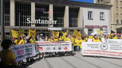 Imagen de la concentraci&oacute;n de la Plataforma en Defensa del Tren Santander-Bilbao y de Cantabria por lo P&uacute;blico para pedir la recuperaci&oacute;n de frecuencias en la l&iacute;nea